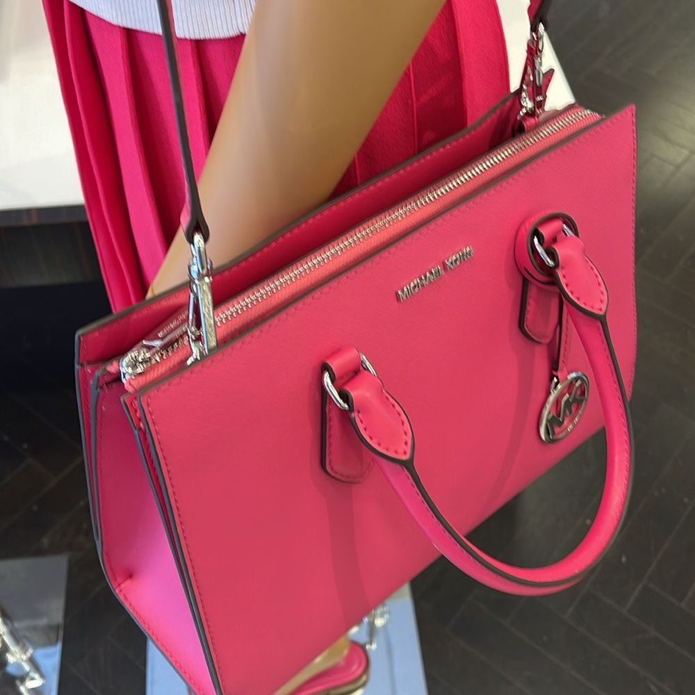 Michael Kors Sheila Medium Satchel
Dragonfruit
NWT - Picture 14 of 16